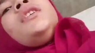 Jilbab Ngentot Di Belakang Rumah, Memeknya Masih Merah (Old Man)