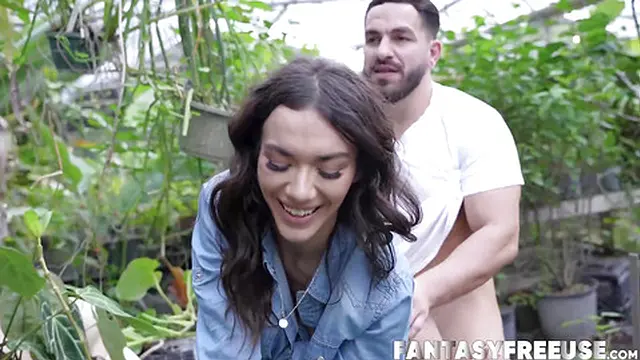 Feast your eyes on Sawyer Cassidy and petite Luna Luxe servicing my cock🌭