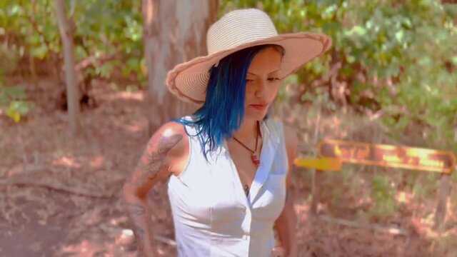 Se Pierde En El Bosque Para Grabar Su Mejor Vídeo Porno