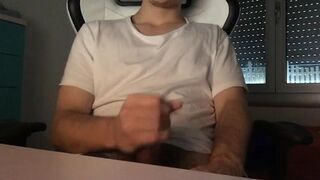 CHICO ADOLESCENTE SE CORRE ENCIMA DE SU CAMISETA